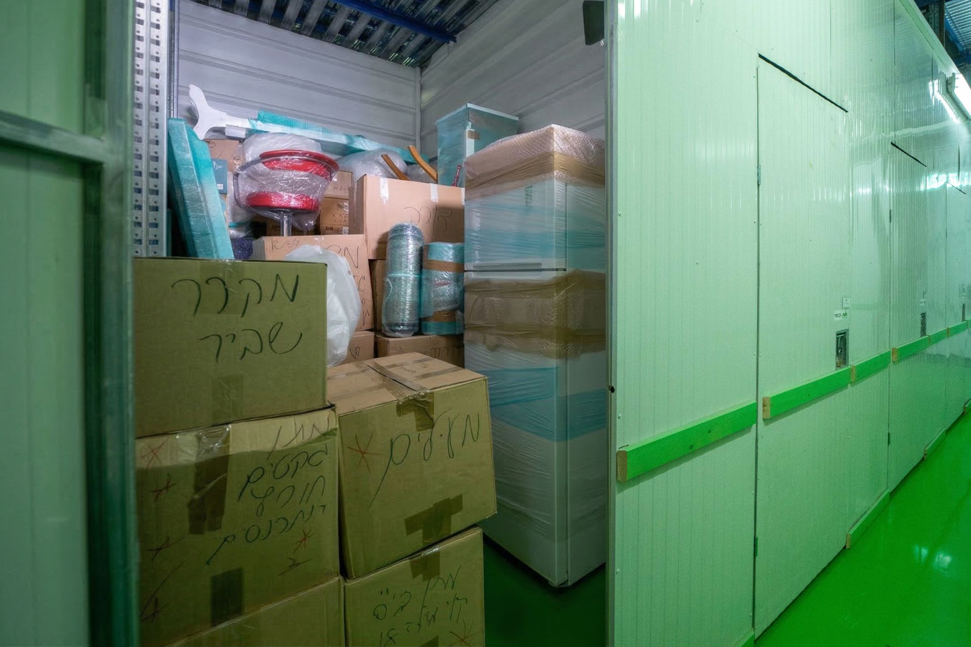 איך לאחסן מוצרי חשמל לטווח ארוך (כדי שלא יתקלקלו)